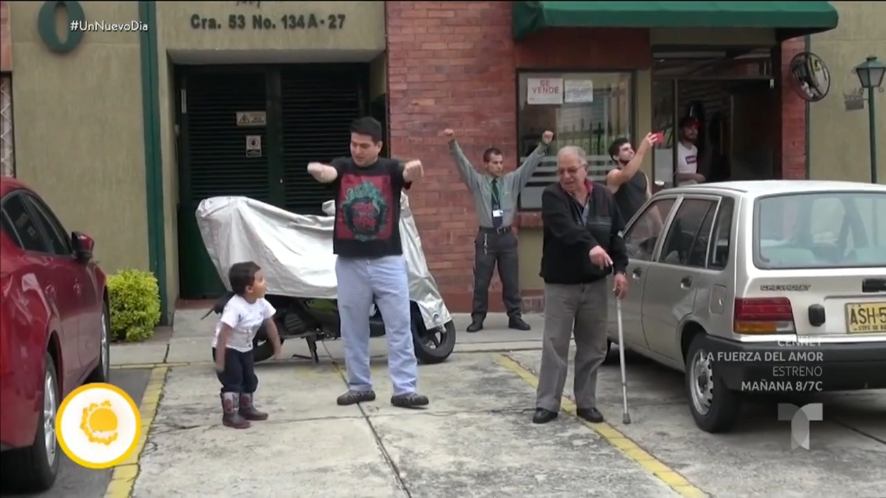 Policias Ponen A Bailar A Todo Un Vecindario