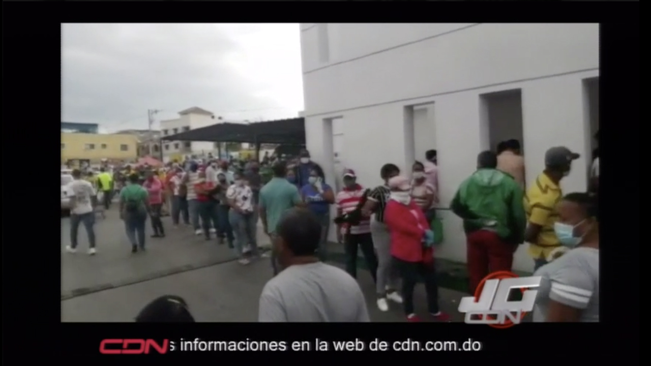 Gran Multitud En Espera Para Realizar Compras Asignadas Por El Gobierno