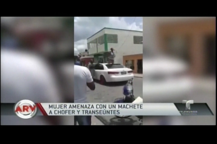 Santo Domingo, República Dominicana: Mujer Se Sube Encima De Un Carro Con Un Machete