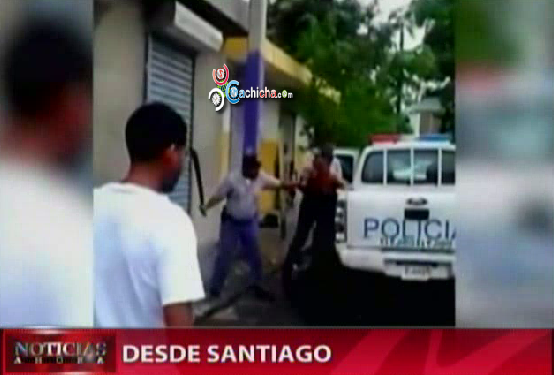 Captado En Vídeo: Policía Le Entra A Planazo Con Un Machete A Un Hombre #Video
