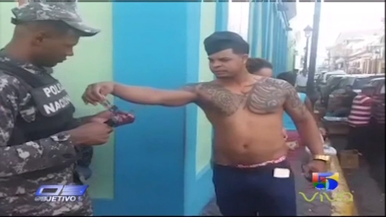 Policía Apresa A Un Joven Que Andaba Sin Camisa Y Con Una Pistola En La Cintura, En La Ciudad De Santiago