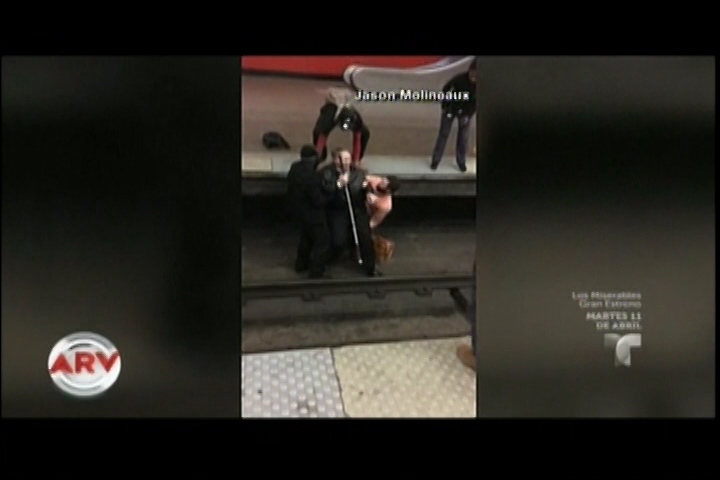 Hombre Ciego Cae En Las Vías Del Metro Mientras La Máquina Se Acercaba A Toda Velocidad