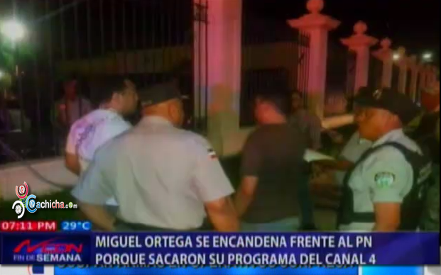 Miguel Ortega Se Encadena Frente Al Palacio Nacional Porque Sacaron Su Programa Del Canal 4 #Video