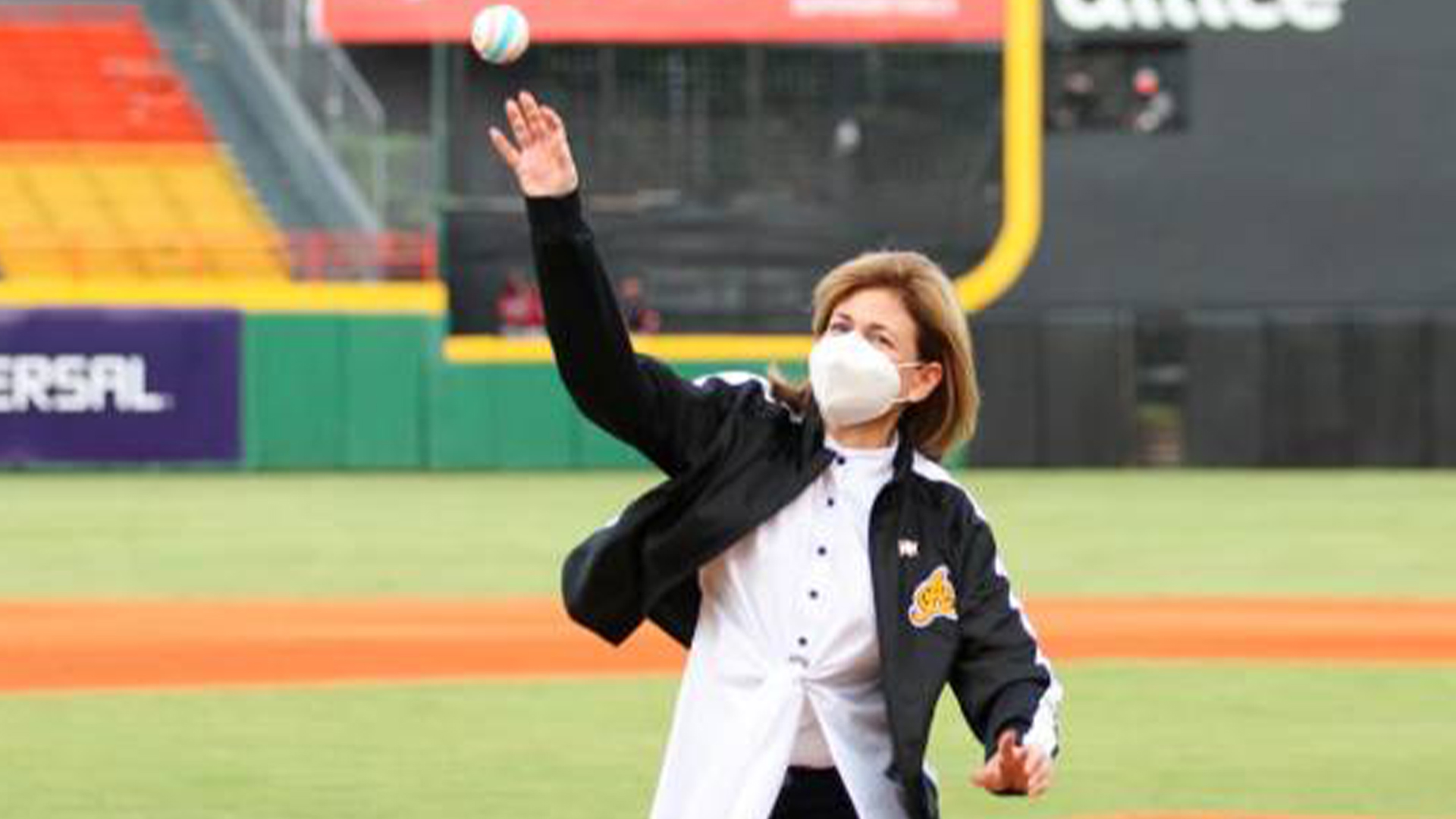 Momento En El Que Raquel Peña Lanza La Primera Bola En El Estadio Cibao