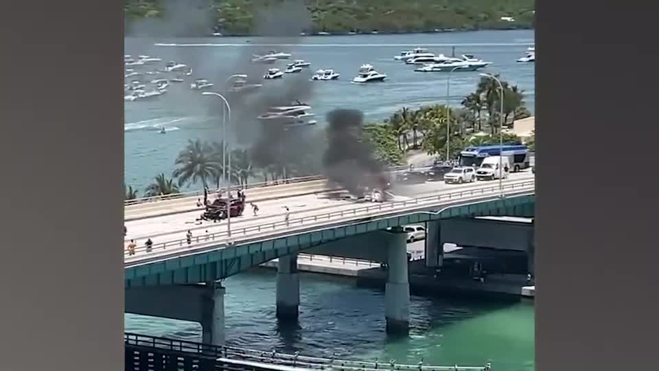 Momento En Que Un Avión Se Estrella Con Un Auto En Un Puente De Miami
