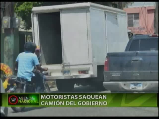 Motoristas Saquean Camión Con Las Fundas Que El Gobierno Reparte A Familias Pobres #Video