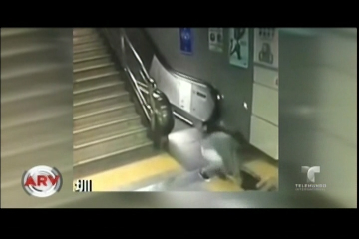Mujer Desaparece En Un Hueco Justo Frente A Unas Escaleras