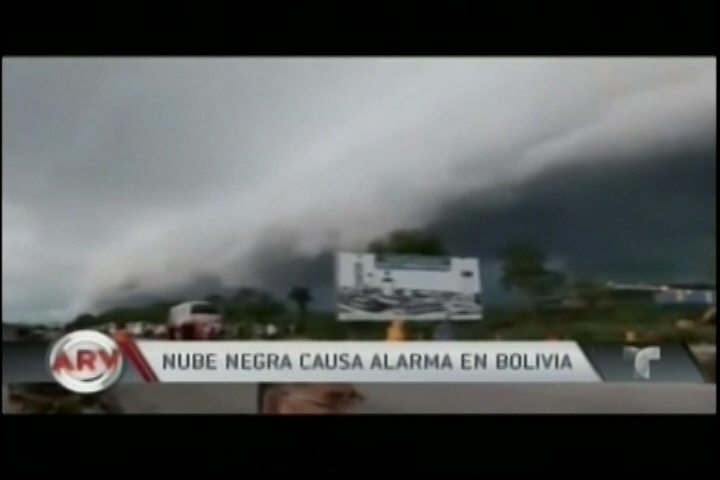 Una Nube Totalmente Negra Causa “Alarma” En Una Calle De Bolivia