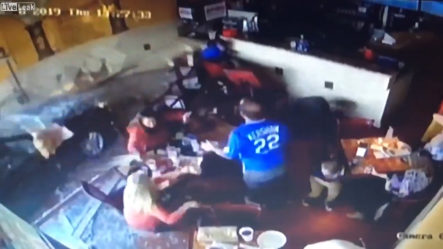“Impactante” Una Mujer Es Golpeada Por Un Vehículo Que Se Accidentó En El Restaurante Donde Estaba