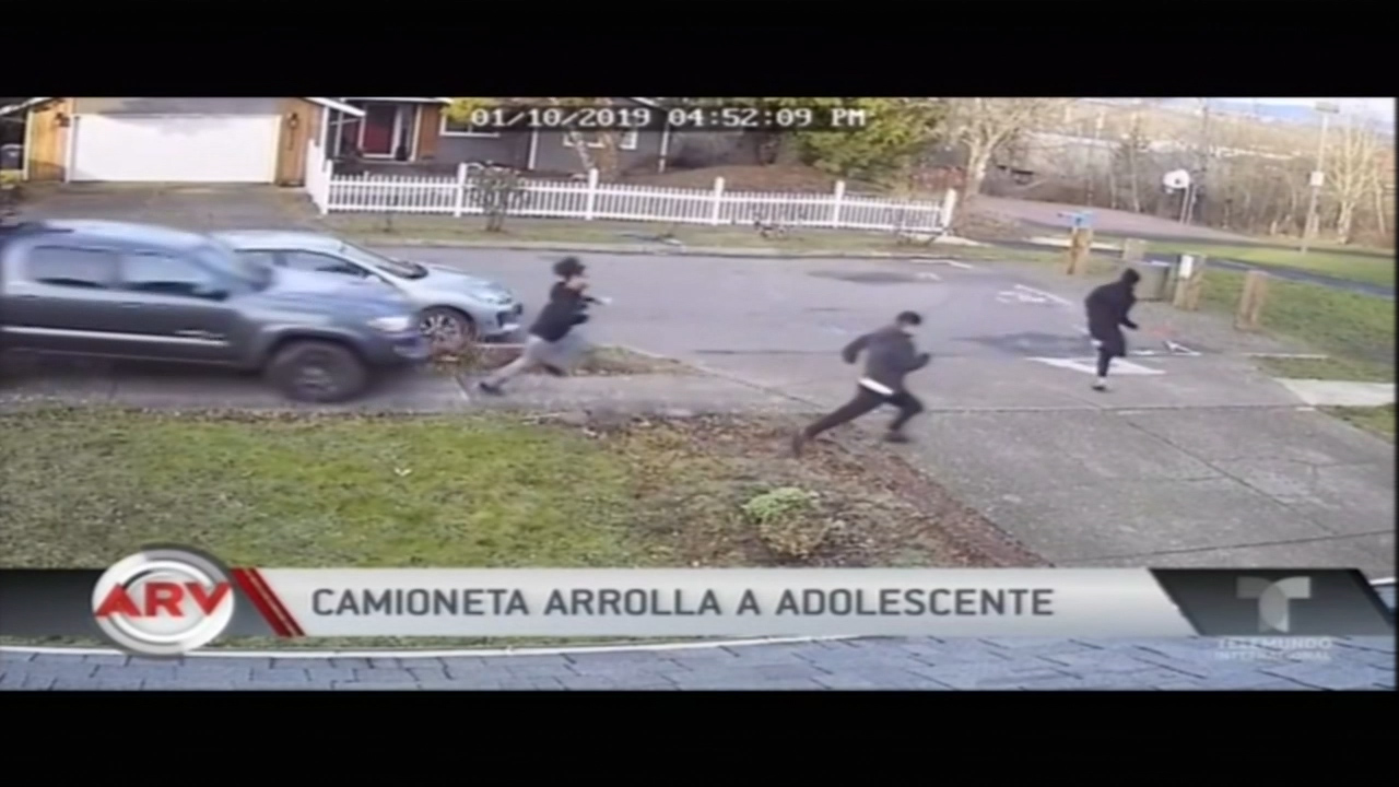 Captado En Cámara Momento Que Camioneta Atropella A Un Adolescente