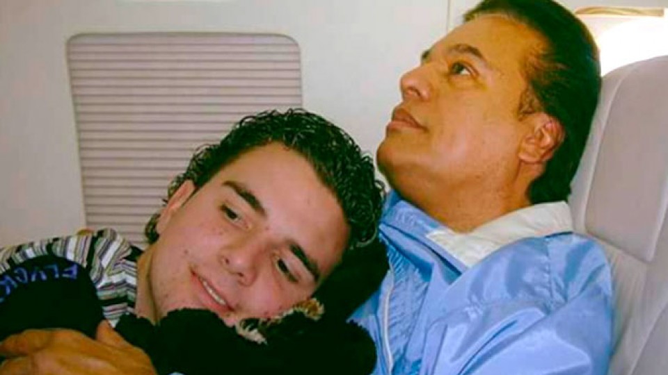 Ahijado De Juan Gabriel Se “desacata” Y Empieza A Destrozar El Carro De Su Vecina