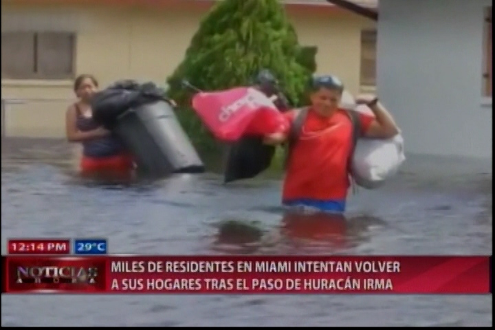 Residentes De Miami Tratan De Volver A Sus Hogares Tras El Paso De Huracán Irma