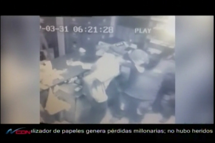 Ladrones Atracan A Todo El Mundo En Mini Market De Santiago