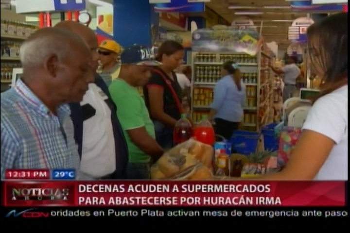 Decenas Acuden A Supermercados Para Abastecerse Por Huracán Irma
