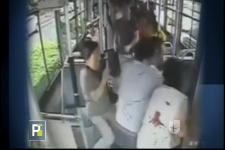 China: Hombre Apuñala Mujer En Autobús