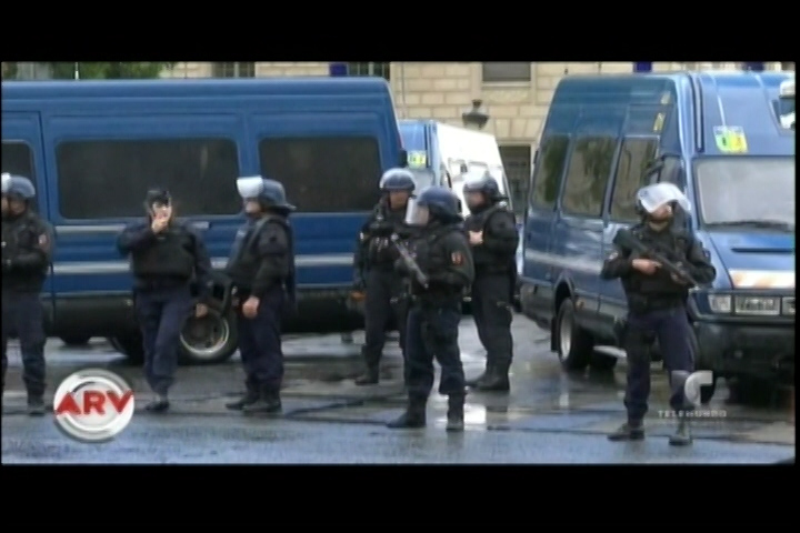 Francia: Hombre Causa Pánico Al Atacar Policía Con Un Martillo