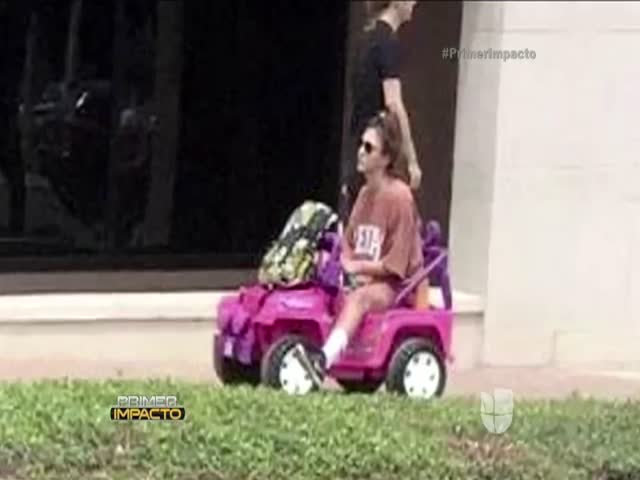 Pierde Licencia Y Ahora Maneja Un Jeep De Barbie Para Ir A La Universidad