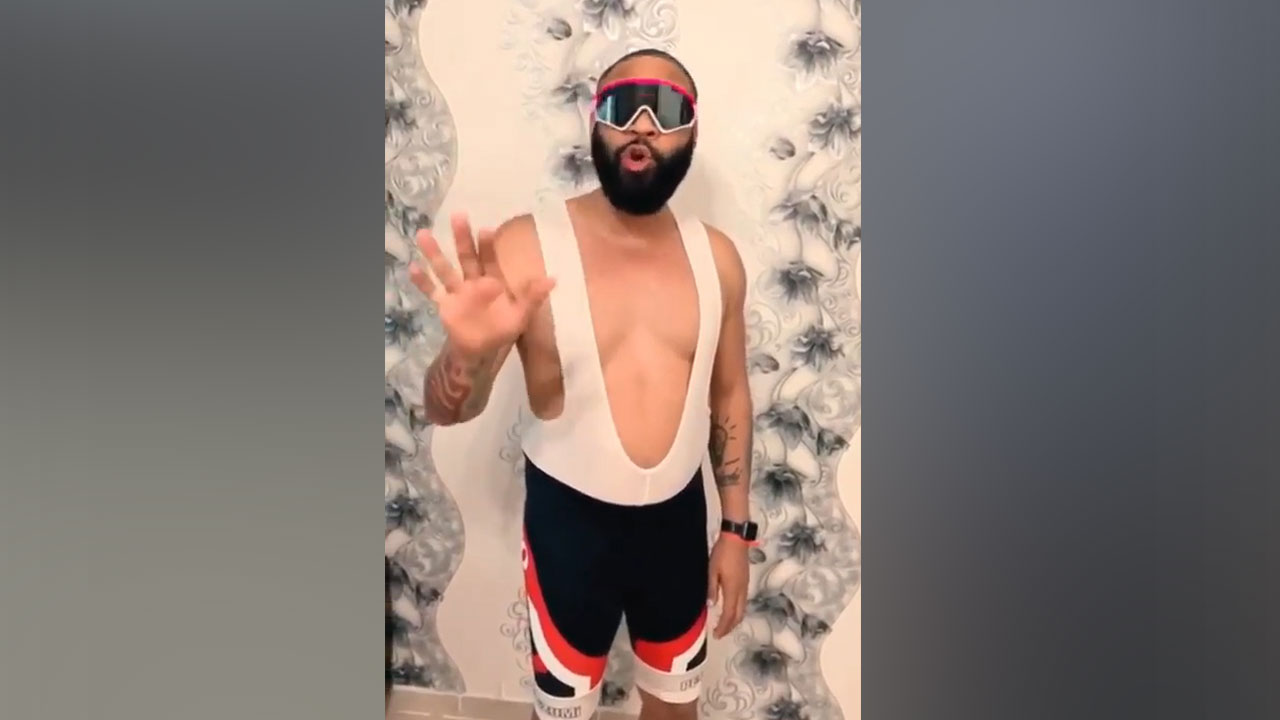 Mariachi Budda Se Viste De Luchador Y Le Manda Fuego A Los Urbanos