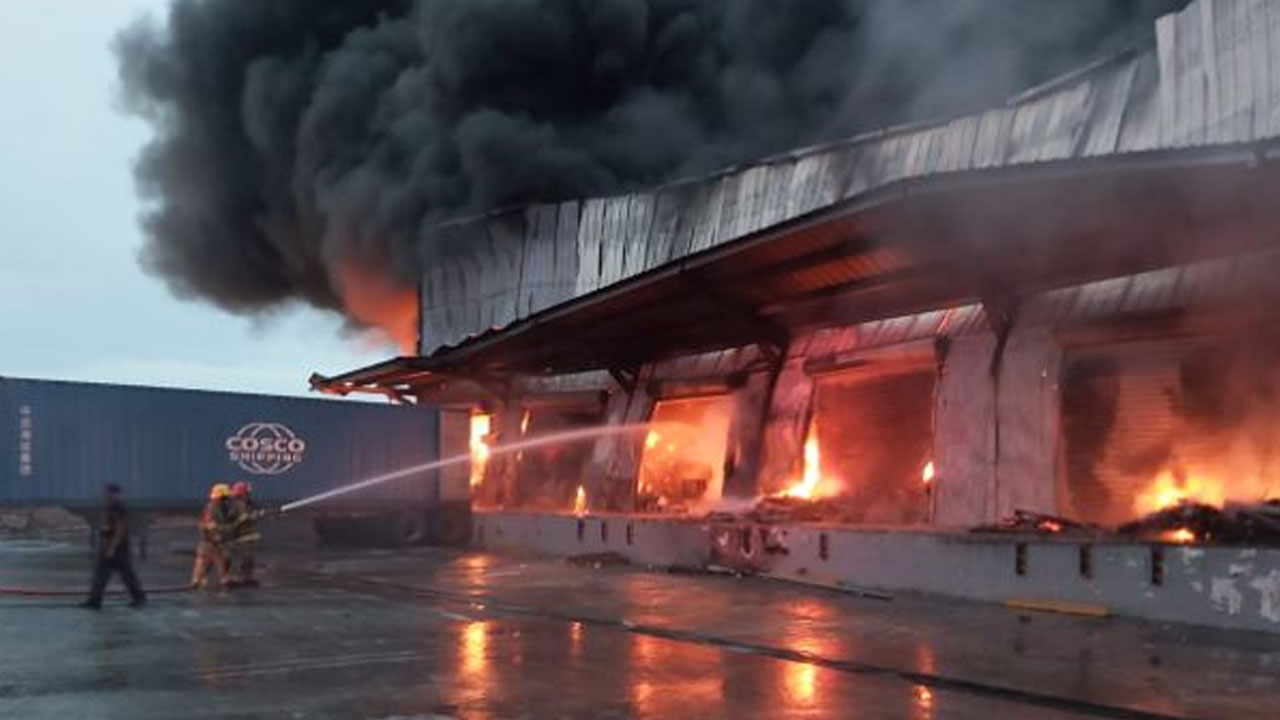 Llamas Consumen Empresa Refripartes De La Seis De Noviembre