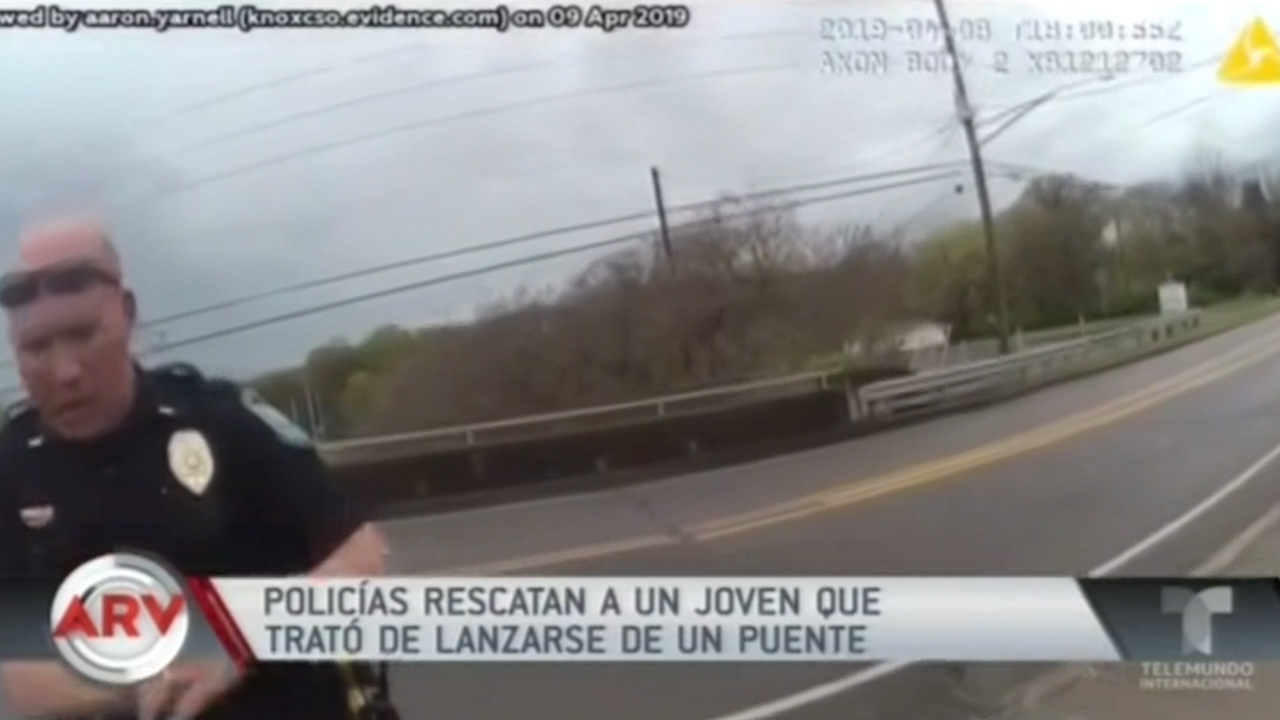 Policía Rescatan A Un Joven Que Trató De Lanzarse De Un Puente