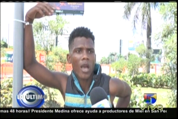 Policías Municipales Del Distrito Nacional Amarran Limpiavidrios En La Calle