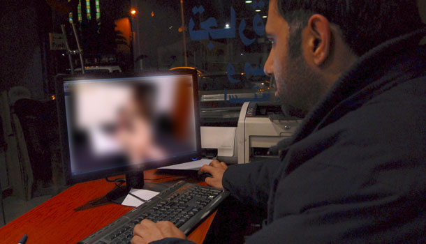 Hombre Con Discapacidad Auditiva Demanda Pagina Porno Por No Tener Subtítulos