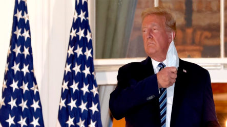 Controversia: Trump Vuelve A La Casa Blanca Y Se Quita La Mascarilla Para Una Foto