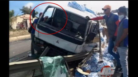 Se Voltea Camión De Agua Y Provoca Accidente En La Autopista Joaquín Balaguer