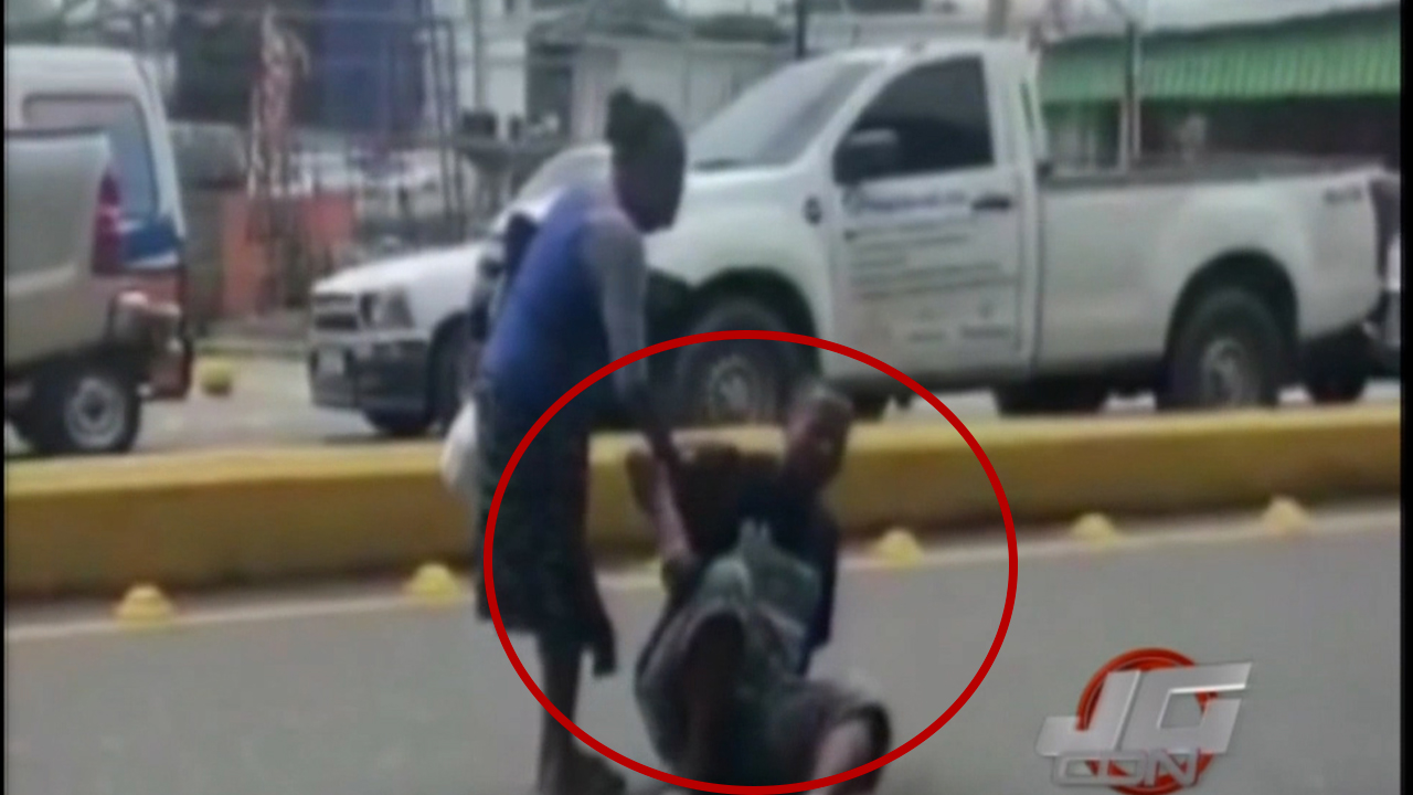 Hombre Protesta Frente Al Palacio En Busca De Certificación De Libertad De Su Hijo
