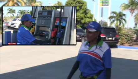 Una Mujer Trabaja Como Bombera En Estación De Combustible Para Criar A Sus Hijos En Azua