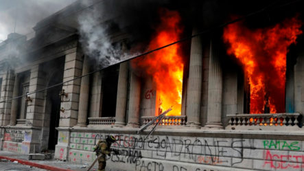 Las Protestas En Guatemala Provocaron Incendio De Las Instalaciones Del Congreso