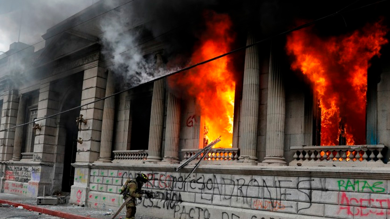 Las Protestas En Guatemala Provocaron Incendio De Las Instalaciones Del Congreso