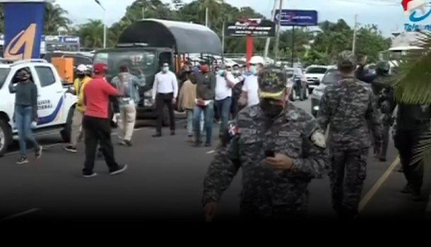Policía Nacional Impide Marcha De Dueños De Rent-Car Por Abuso En Toque De Queda, En Santiago