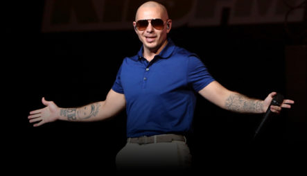 El Cantante “Pitbull” Realizó Donaciones De Equipos Para Gimnasio En Escuelas Púbicas De Miami