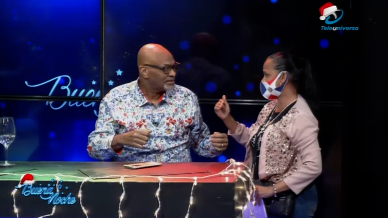 Mujer Le Asegura Al Cocodrilo Que Conocerlo Es El Mejor Regalo De Navidad En Buena Noche