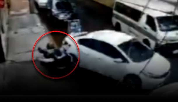 Conductor Toma La Justicia Por Su Mano Tras El Intento De Atraco De Dos Hombres En Motocicleta