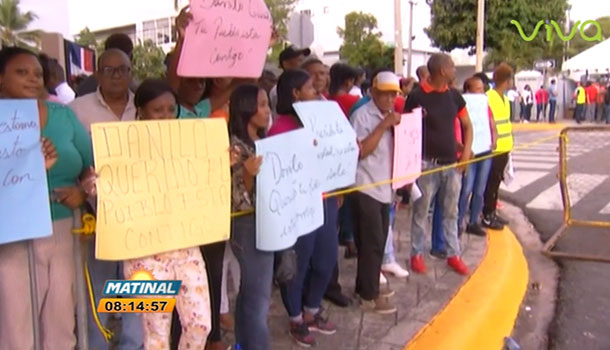 Se Reúne Un Grupo De Personas En Apoyo Al Pte. Medina Ante La 8va Rendición De Cuentas