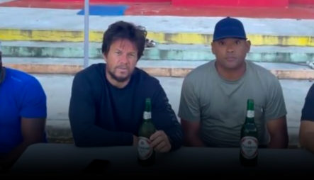 El Video Viral Del Actor De Hollywood Mark Wahlberg Bebiendo Cerveza Presidente En Samaná