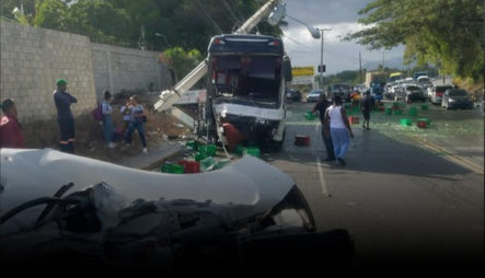 Más Detalles Sobre Accidente Entre Autobús Y Guagua Platanera Que Transportaba Bebidas Alcohólicas