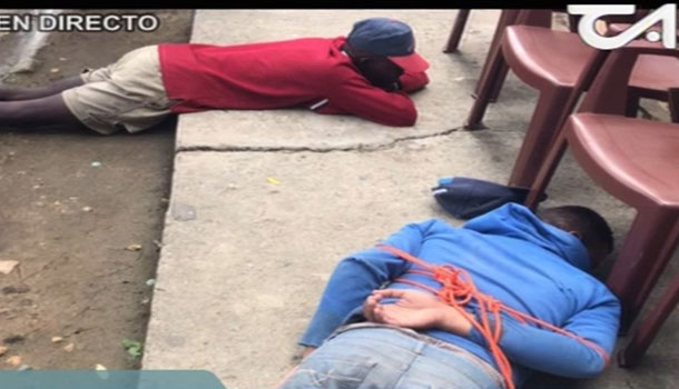 Moradores De Montecristi Amarran Y Entregan A Dos Supuestos Estafadores A Las Autoridades