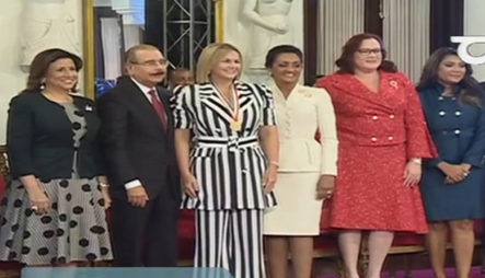 El Presidente Danilo Medina Reconoce A 13 Damas Por Sus Méritos