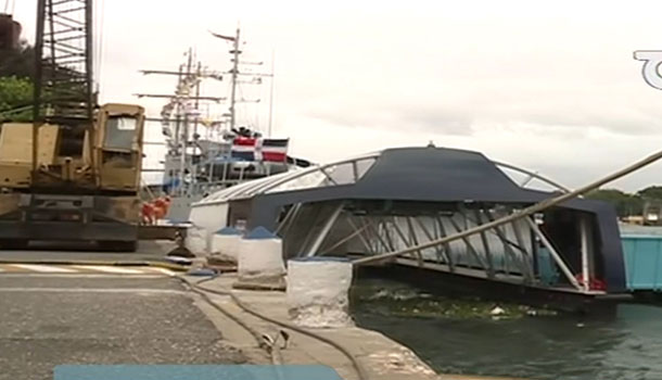 Residentes En La Rivera Del Ozama Celebran La Llegada Del “Interceptor” Que Limpiara El Río