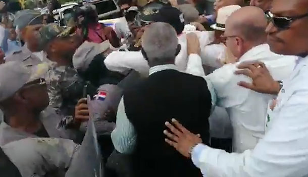 Se Arma Tremendo “Rebú” Entre Policías Y Médicos En Marcha Al Palacio Nacional