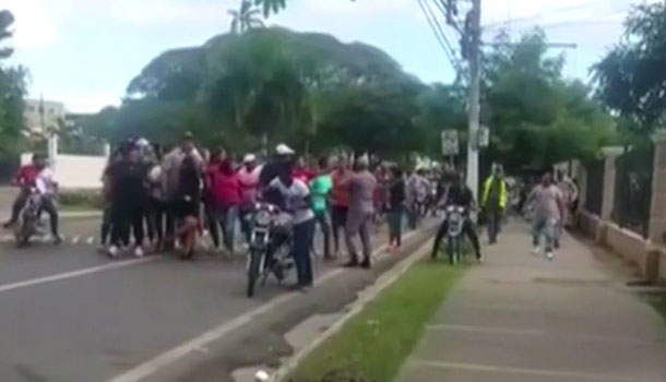 Grupo De Ciudadanos Le Arrebatan Un Detenido A Miembros De P.N. En El Palacio De Justicia