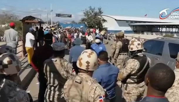 Haitianos Se Abastecen De Productos En Dajabón Tras El Cierre De La Frontera