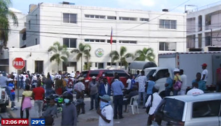 Haitianos Se Aglomeran En Embajada Haitiana Tras Falso Anuncio De Ayuda Humanitaria
