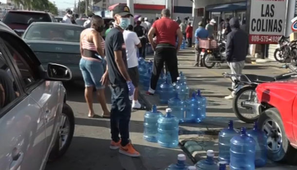 Se Forman Grandes Filas Frente A Empresas Distribuidoras De Agua En Santiago