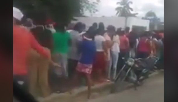 En Samaná Larga Fila Sin Respetar El Distanciamiento Esperando Raciones Alimenticias