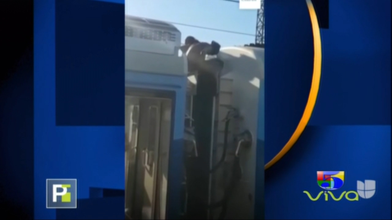 ¡IMÁGENES SENSIBLES! En Argentina Un Joven Que Viajaba Encima De Un Tren Muere Electrocutado Cuando Hizo Contacto Con Una Base De Corriente