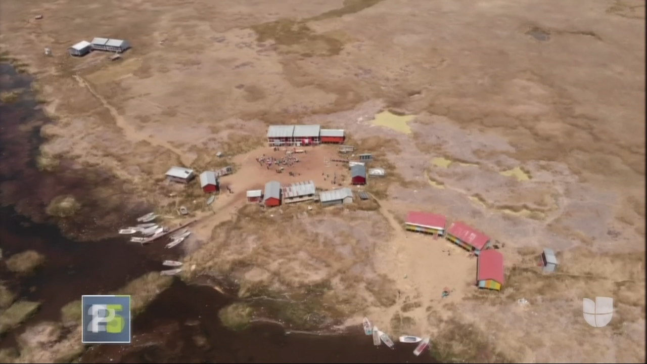¡No Hay Límite, No Hay Excusas! Niños Llegan En Botes A Una Pequeña Escuela Construida En Una Isla En Perú